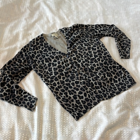 🌸St Johns Bay animal print button up cardigan - Picture 3 of 10